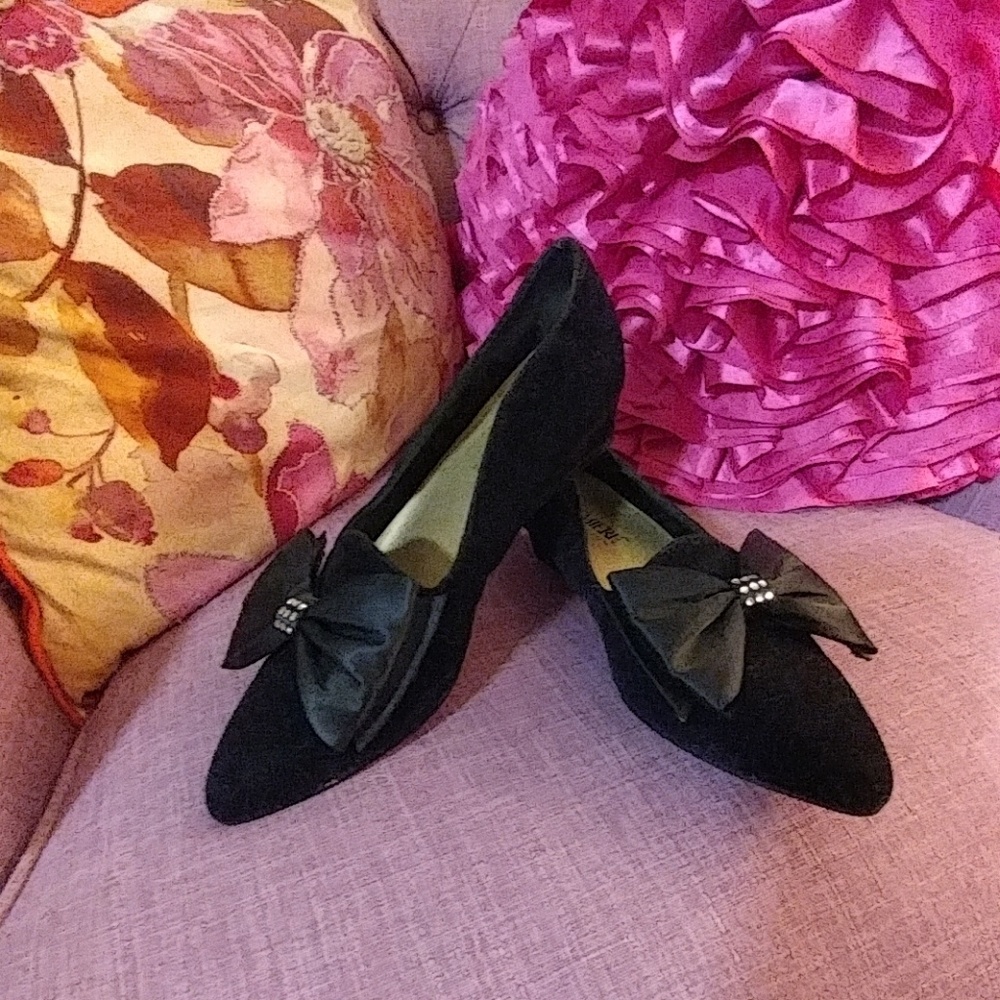Size 9 Premiere Velvet Kitten Heels
